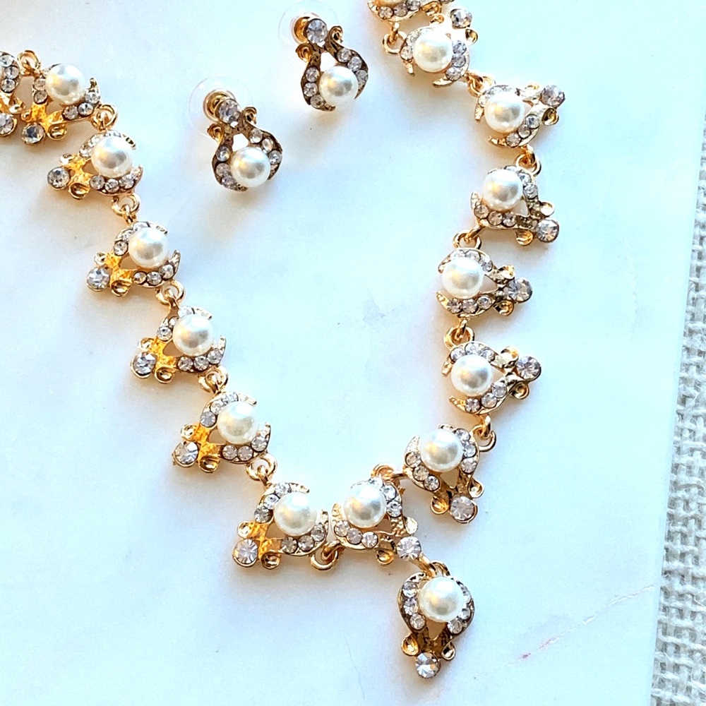 NWT Pearl and Rhinestone Y Necklace & Earrings - Picture 2 of 6